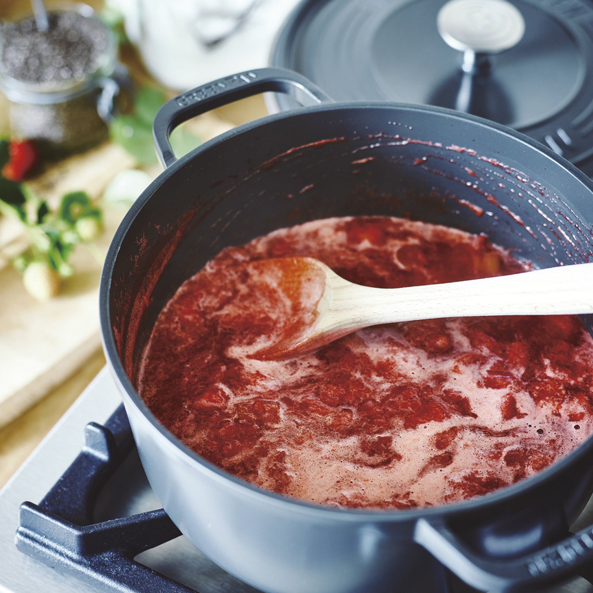 【ブラックフライデー対象】フェザーウェイト ココットラウンド(両手鍋) 22cm グレー IH/ガス火対応※ポットホルダー2個付