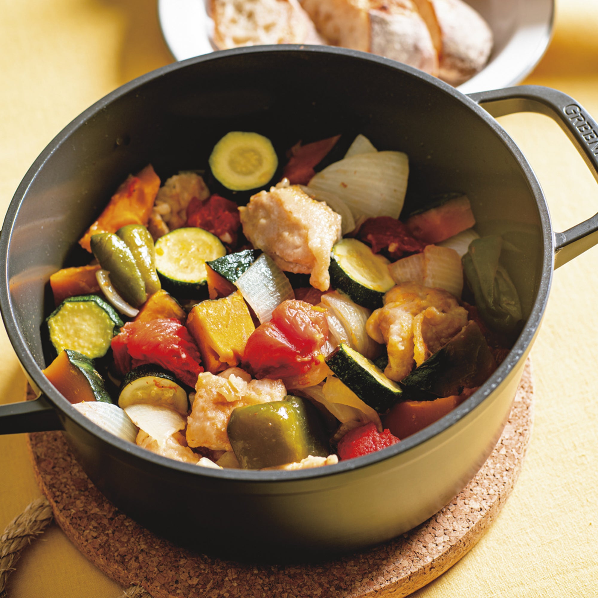 フェザーウェイト ココットラウンド(両手鍋) 22cm グレー IH/ガス火対応※ポットホルダー2個付