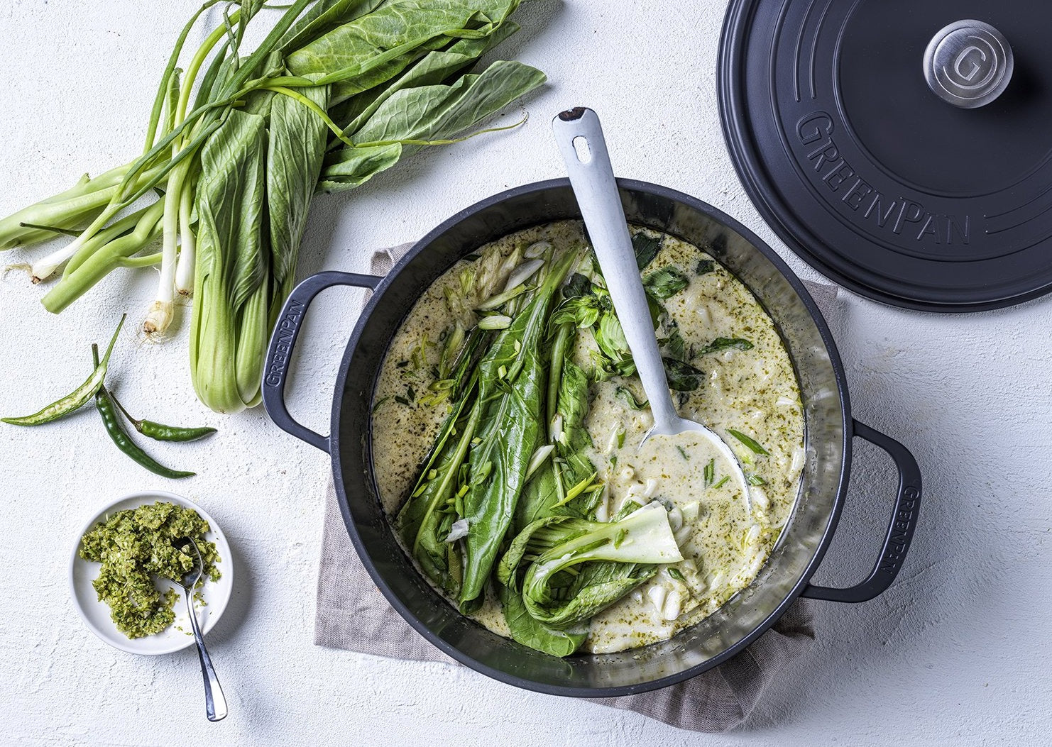 【ブラックフライデー対象】フェザーウェイト ココットラウンド(両手鍋) 22cm グレー IH/ガス火対応※ポットホルダー2個付