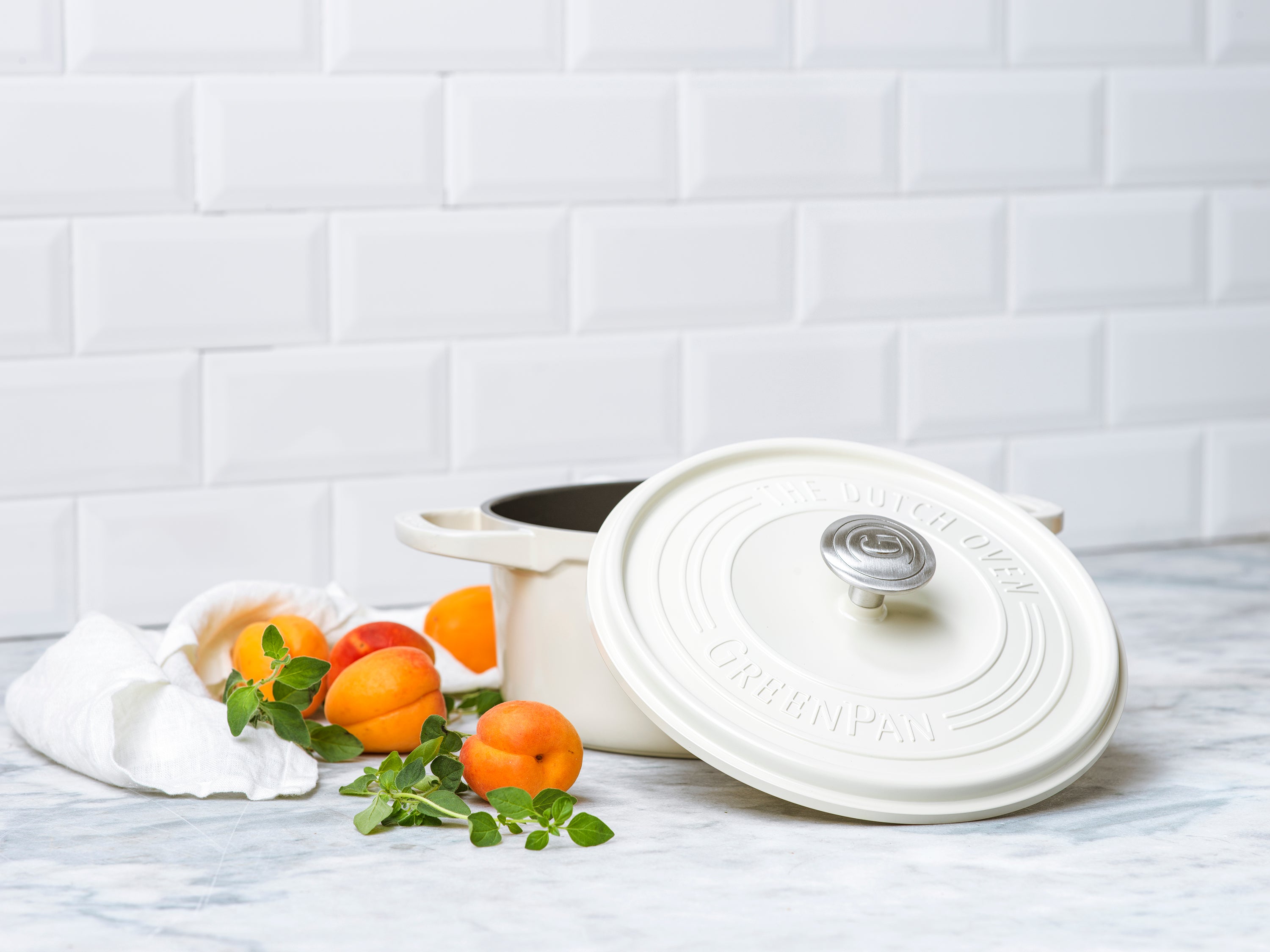 フェザーウェイト ココットラウンド(両手鍋) 22cm クリームホワイト IH/ガス火対応※ポットホルダー2個付