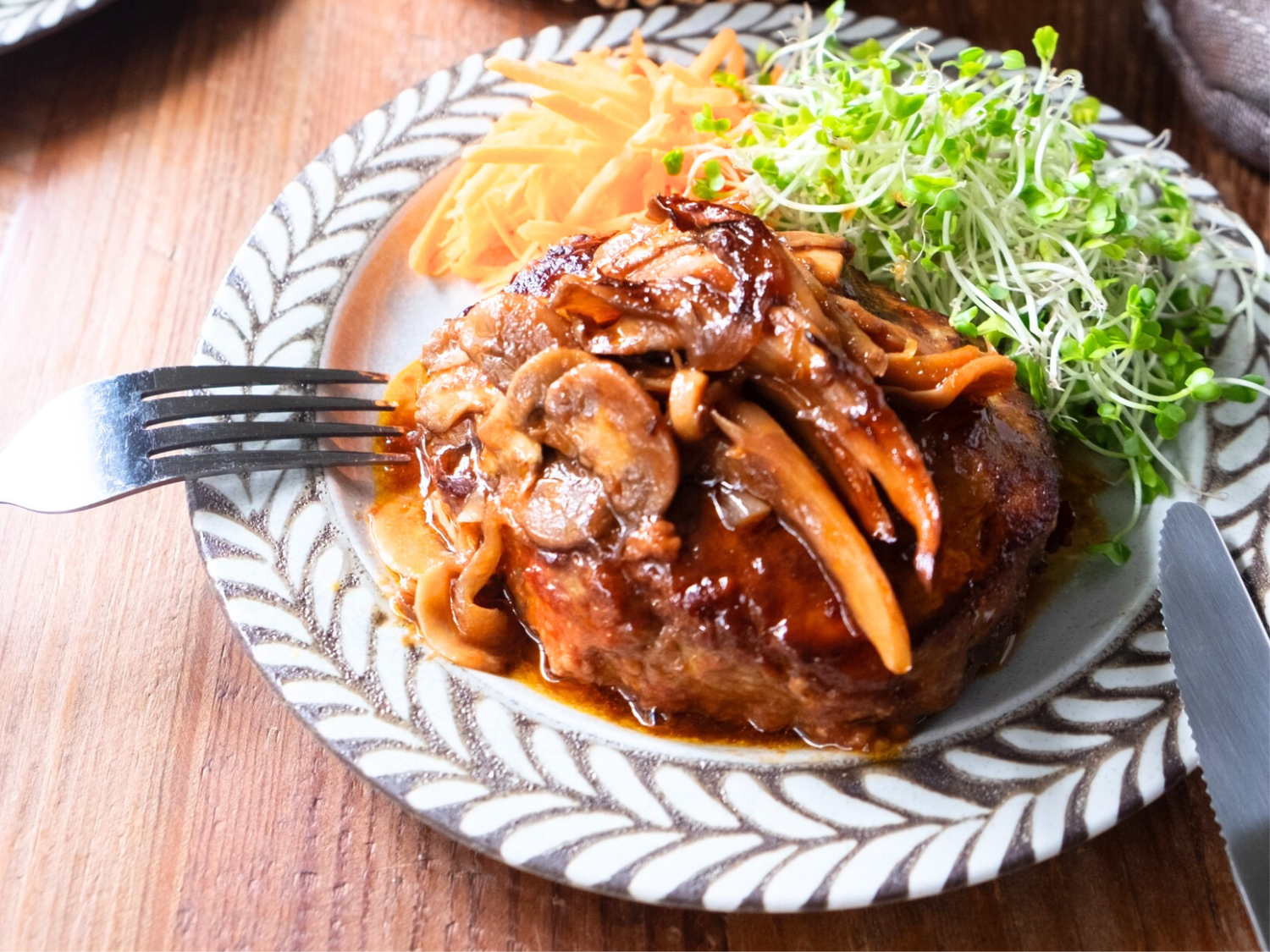 キノコたっぷり煮込みハンバーグ