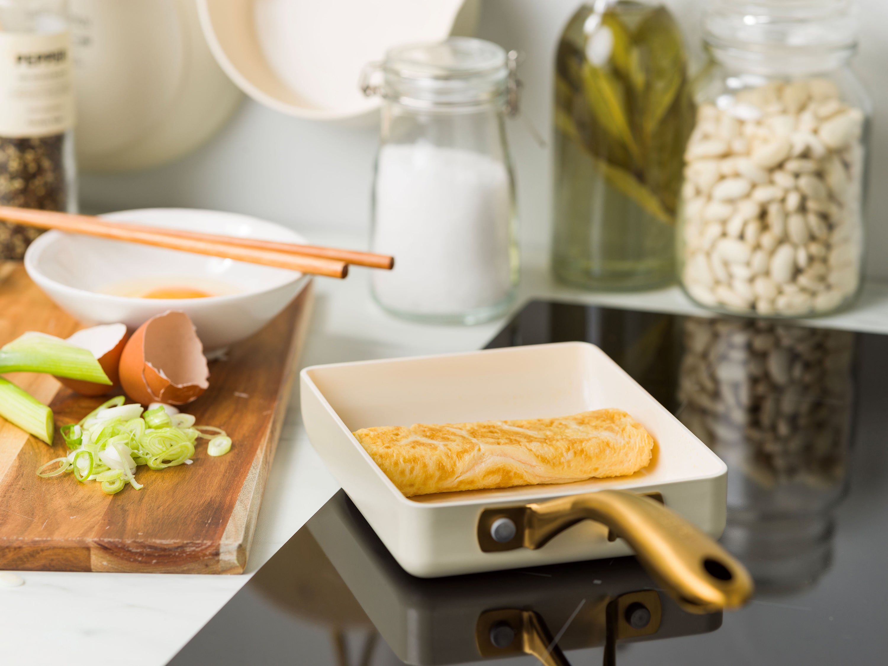 【新商品】ストゥディオ クリームホワイト エッグパン　IH／ガス火対応