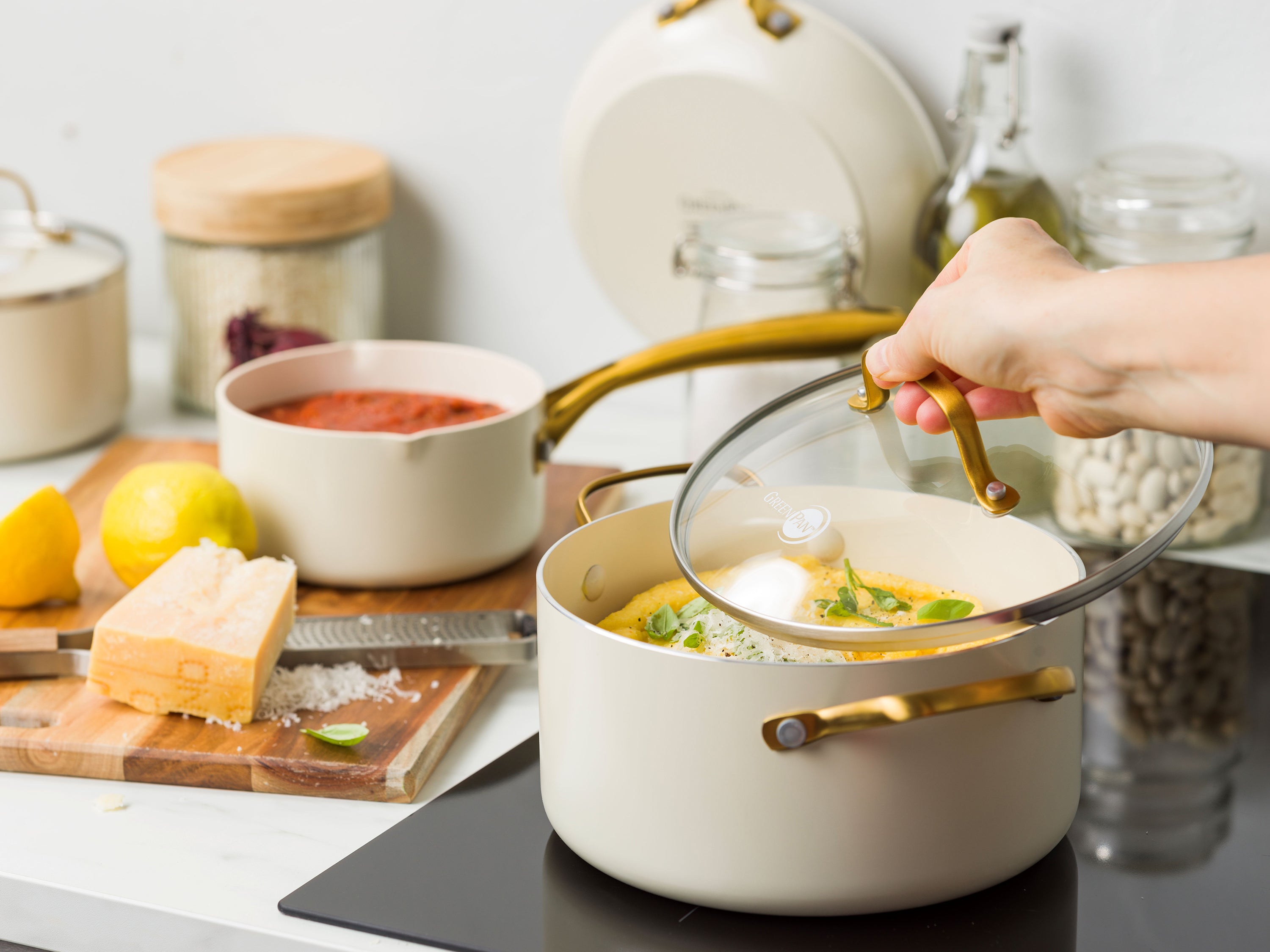 【新商品】ストゥディオ クリームホワイト キャセロール 20cmガラス蓋付　IH／ガス火対応