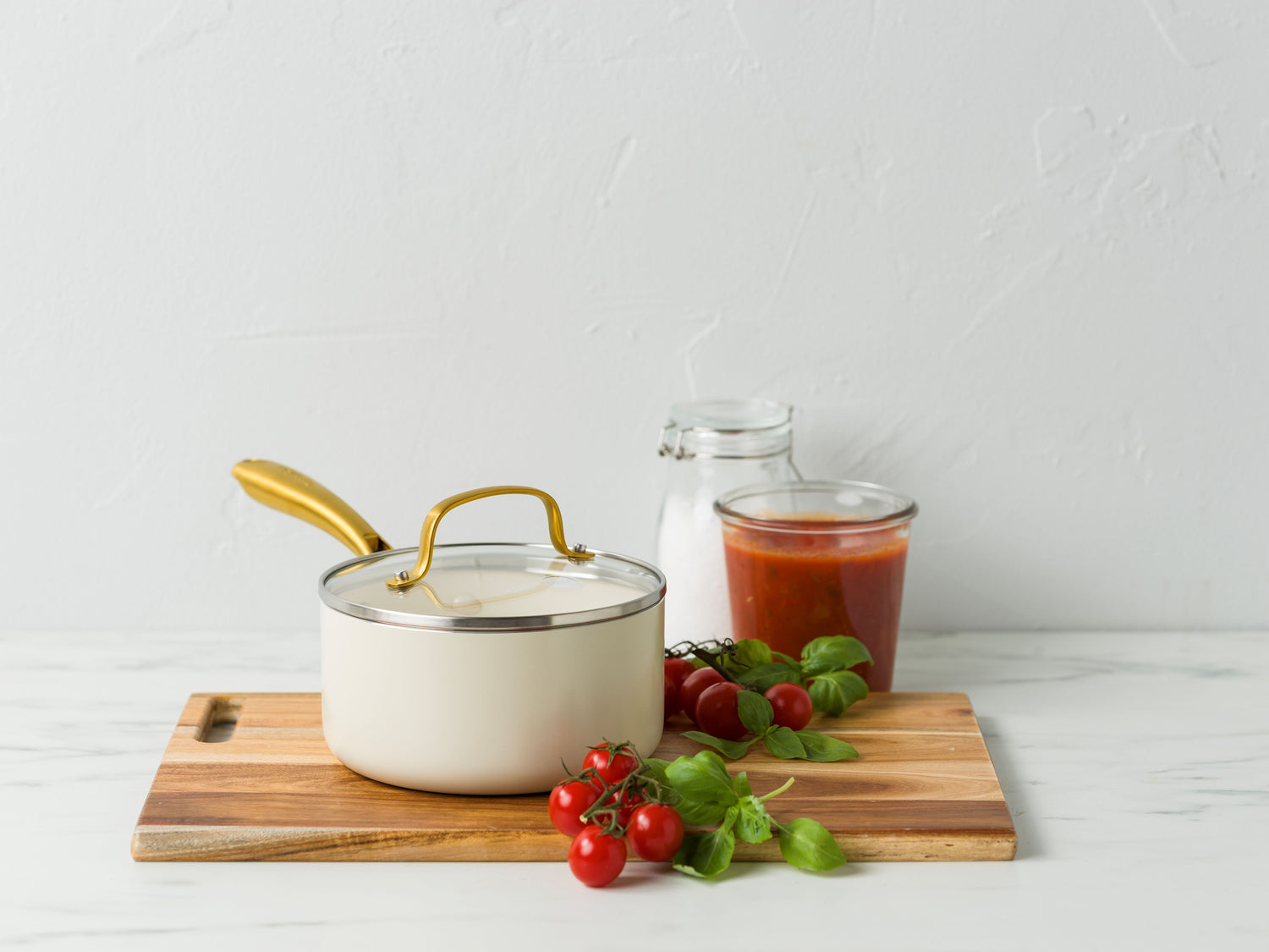 【新商品】ストゥディオ クリームホワイト ソースパン  16cmガラス蓋付　IH／ガス火対応